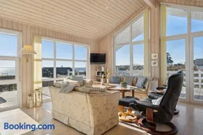 Lovely Holiday Home With Sea View - Image 3