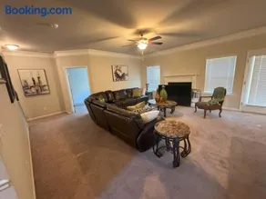 Urban Oasis Cozy 4bedrom Home - Image 1