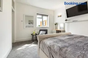 Luxury 3-Bed Apartment Near To London With Parking - Image 5