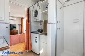 Mid-Century Suite Kangaroo Point - 1BR Apartment, Walk to CBD, River & The Gabba - Image 2