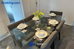 3 Bedroom Cosy Bungalow By Beds Away Short Lets & Serviced Accommodation Chalgrove With Outdoor Dining Area - Image 5