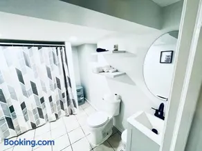 Serene Apartment by CityLux - 10 mins from Airport - Image 3