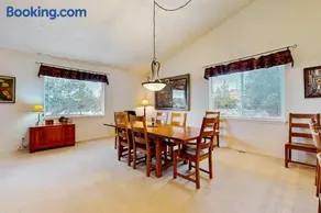 Light & bright family home with shared hot tub pool & more - Image 4