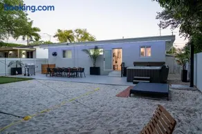 5BR HotTubPoolTableMiniGolf 7 min to Wynwood - Image 2