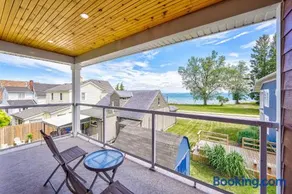 Lake view cottage with three ensuites and elevator - Image 1