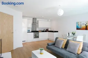 Redhill - Modern 1 Bedroom Apartment by Mobius Property - Image 2