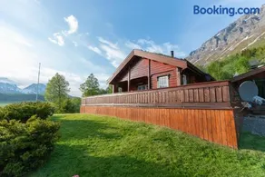 Cabin near the lake - Image 2
