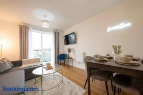 Modern 1BR Apt - Sleeps 4 - Parking - Balcony - Image 3