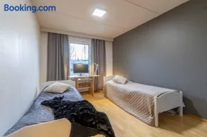 Good 3 rooms apartment with free parking & beds for 6! - Image 5