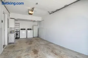 3BD, 3BA Huge Ocean View Patio 1 Block to Beach at Tower 9 - Image 2