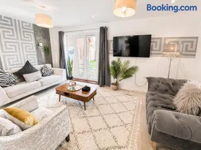 Maidstone Spacious Retreat - Hot Tub - Parking - Image 4