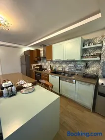 Spacious 3-Story Villa w Garden&Pool,400m to Beach - Image 3