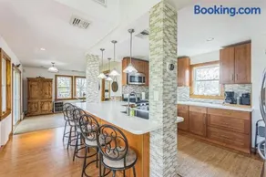 Beach front oasis - Hot tub - Sleeps 7 - Image 2