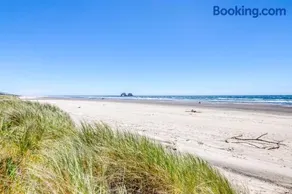 Cheri's Oceanfront Getaway - Image 3