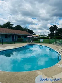 Captain's Lodge Motel - Image 2