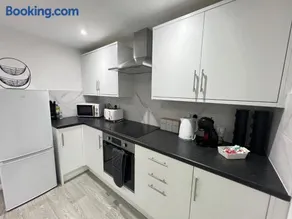 Homey Grimsby Sleeps 7 with Free Parking - Image 2