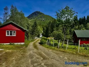 Haukedalen mountain panorama river view - Image 4