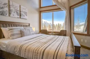Incredible Mountain View Townhouse in DT Canmore w/ A/C & U/A Parking - Image 3