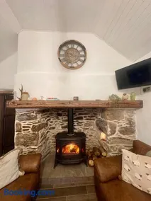 Cottage Sleeps 4 with Parking - Image 2