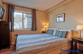 Modern Ground Floor Beachfront Condo Suite - Sleeps 4 - Pool and Sauna - Image 3