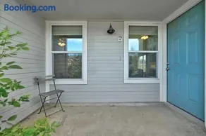 South Austin Retreat Pet-Friendly Townhouse - Image 4