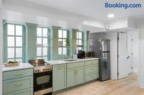Unique & Charming 1 Bedroom One Block to King St - Image 2