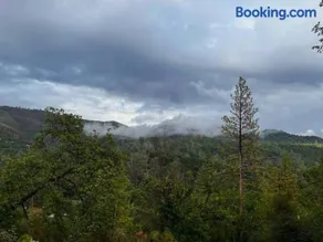 Yosemite's Scenic Hideaway - Image 2