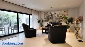 Modern Luxury Estate, 4 Ensuite Rooms, Comfy, Convenient, Secure and Close to the Airport!! - Image 2