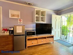 Sweet Home 1 King bed 1 Queen Bed with Ample Parking Only 2mins to Freeway - Image 3