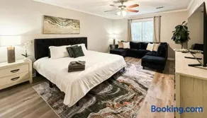King Bed! Soaking tub! Fenced Yard w Screen Patio - Image 4