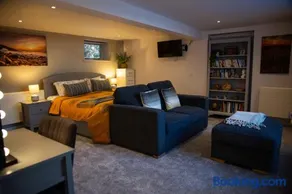 1 Bedroom studio with free parking - Image 2