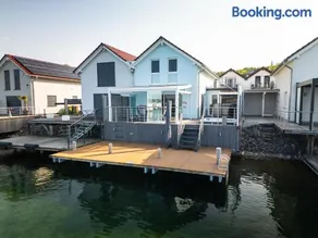 Seehaus Pippa mit Sauna and Whirlpool direkt am See - Image 1