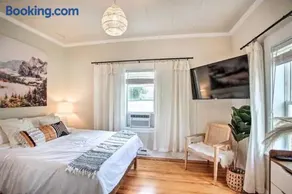 Cheerful 3 bedroom Villa with Backyard Oasis - Image 4