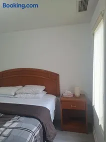 King Bed Room with Private Bath and Free Parking - 20m to Downtown Toronto - Image 1
