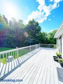 Luxe 10 guest Cottage Ski-Golf-Firepit-Lakes-Hike - Image 3