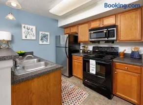 Wyndham 121 Bright, Airy 1br Apt , Parking, Pool - Image 2