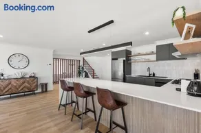The Basin Cove - Sleeps 8 - Water Views - Image 2
