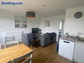 Beau - Brambles Chine, Colwell Bay, Nr Yarmouth - 5 star WiFi - Short walk to The Hut and beach - Ferry offers - Image 2