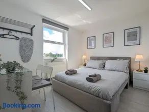 Room Near City Centre Private Bath Free Parking - Image 2