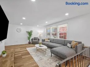 Modern and Accessible 5 Bedroom Home in Cranberry, Pittsburg with Game Room - Image 3