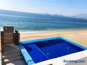 INCREIBLE DEPARTAMENTO A PIE DE PLAYA EN MANZANILLO, COMPLETAMENTE NUEVO - Image 1