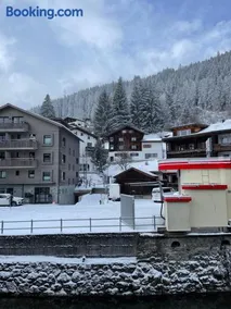 TOP LOCATION - Klosters center - 130m distance to ski lift Parsenn Gotschnabahn and railway station Klosters Platz - direct connection to Davos - Image 3