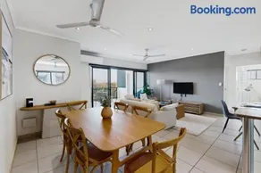 Peaceful 2-Bed Apartment with Private BBQ Balcony - Image 5