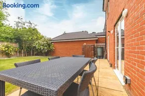 STYLISH 4 BED 2 BATH & PARKING - PINEWOOD HEATHROW - By Tempstay - Image 3
