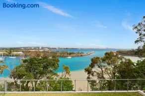 Oceanfront apartment on top of point Cartwright - Image 3