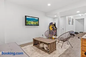 Cozy Home - 9mins to WEM -Foosball -Vintage arcade - Air conditioning - Image 3
