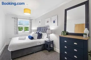 Modern 3-Bed Home in Milton Keynes with Parking - Image 2