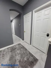 Nice & Cozy Bedroom at GP's - Image 4