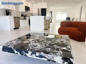 Luxury 3BR, 2BA Newly Renovated with Huge Backyard - Image 2