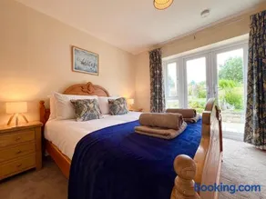 Charming 3 Bedroom Cottage - Garden WiFi Parking - Image 3